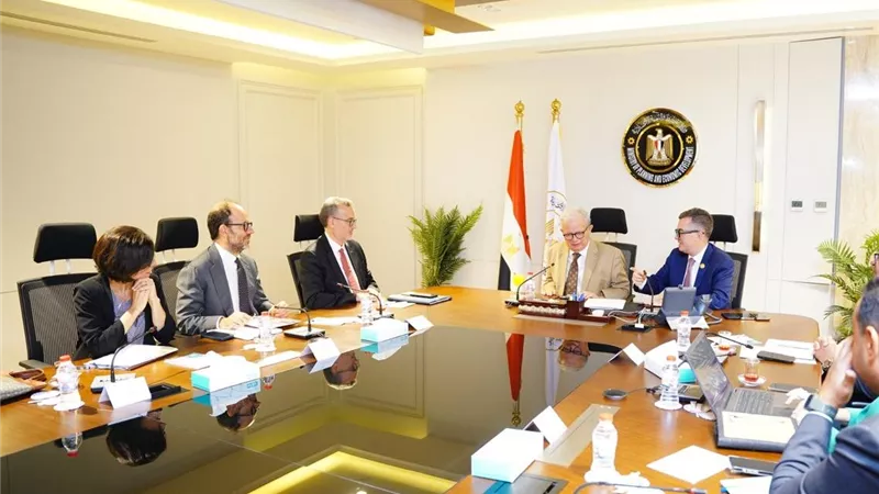 التخطيط وبنك الاستثمار الأوروبي يبحثان آليات جديدة لتمويل مشروعات البنية التحتية