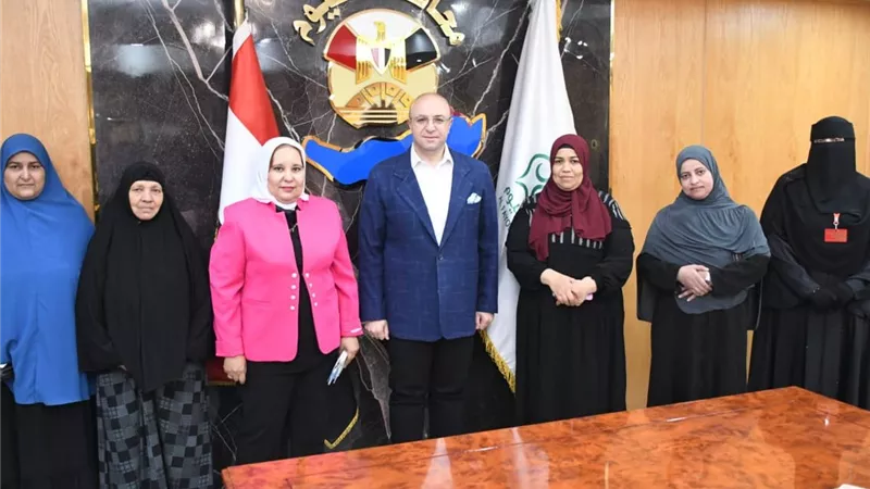 بدعم من صندوق «تحيا مصر».. محافظ الفيوم يسلم 5 سيدات تأشيرات العمرة
