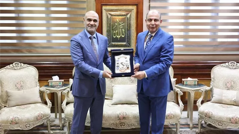 محافظ المنيا يكرّم رائد طب وجراحة العيون الدكتور محمود جنيدي لمسيرة حافلة بالعطاء