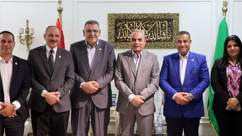 محافظ الإسماعيلية يبحث أزمة ديون النادي الإسماعيلي مع النواب