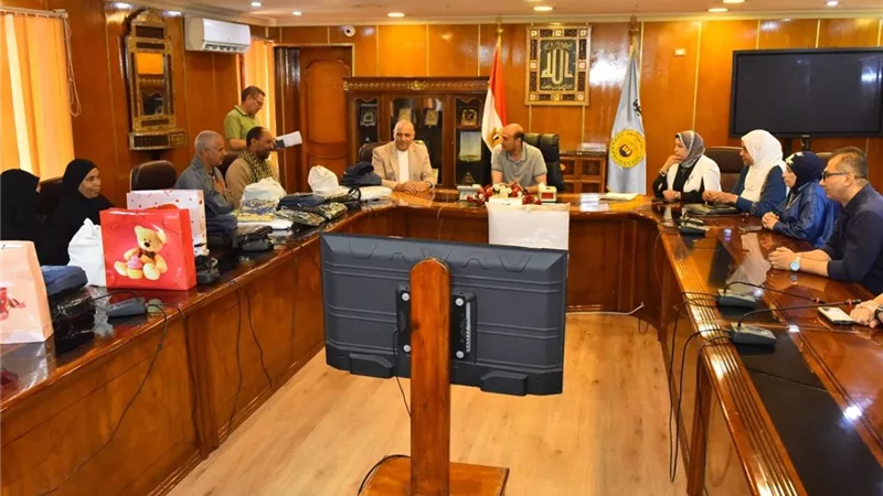 بدعم من صندوق تحيا مصر.. محافظ أسيوط يسلم 5 مواطنين منح العمرة المجانية