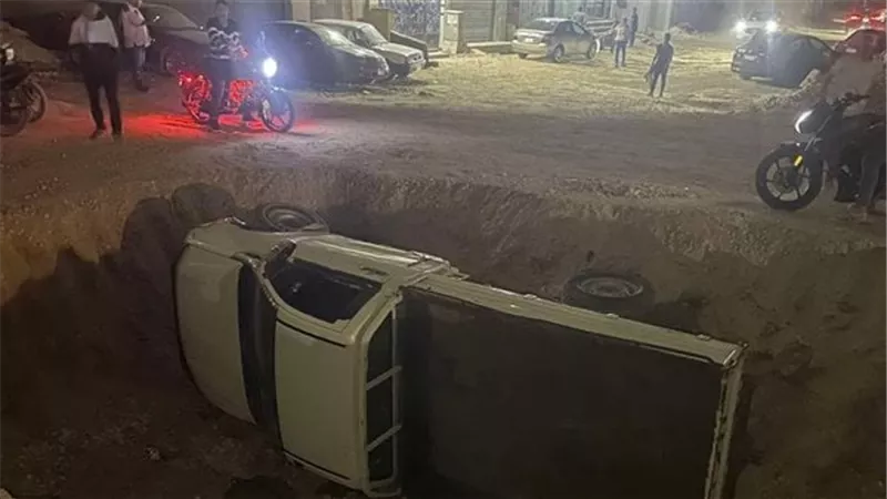 سقطت في حفرة.. كواليس انتشال سيارة نقل بالشيخ زايد 