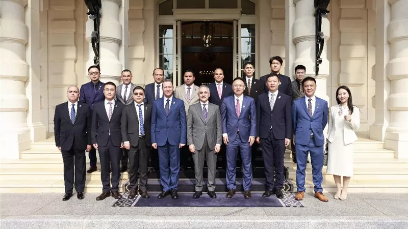وزير العدل يتفقد تقنيات «مدينة العدالة» الذكية بمقر «هواوي» في الصين