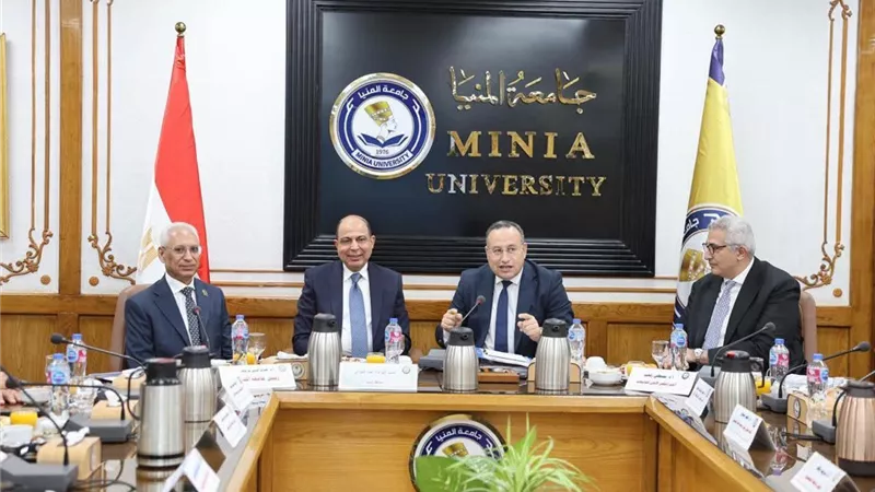 محافظ المنيا ورئيس الجامعة يؤكدان أهمية التكامل لدعم مسيرة التنمية