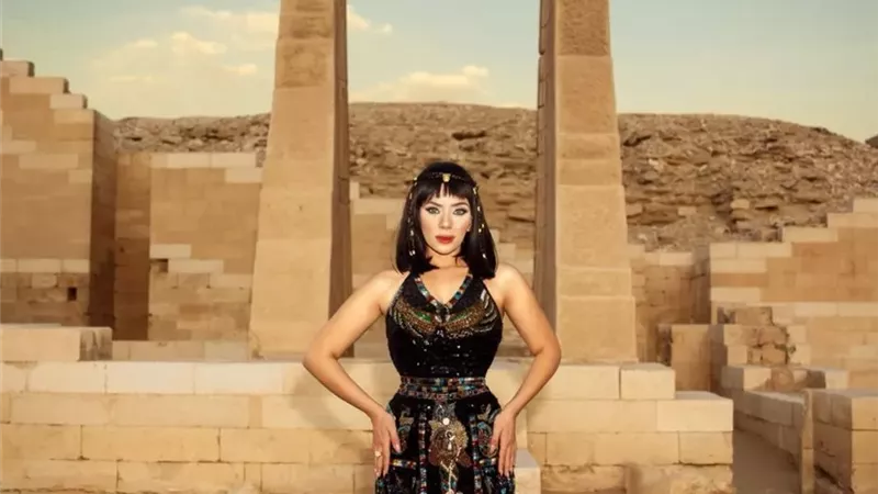 إيرينا يسري بإطلالة فرعونية تخطف الأنظار.. فستان بـ80 ألف دولار في جلسة تصوير مميزة