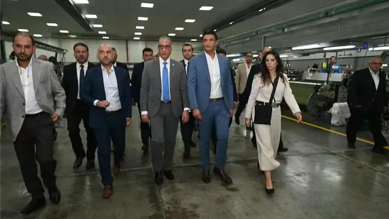 وزير الصناعة يتفقد مصنعين للغزل والنسيج بمدينة السادس من أكتوبر لتعزيز الإنتاج والتصدير