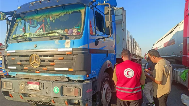 الهلال الأحمر يطلق قافلة «زاد العزة 284» إلى غزة بـ2794 طنًا من المساعدات