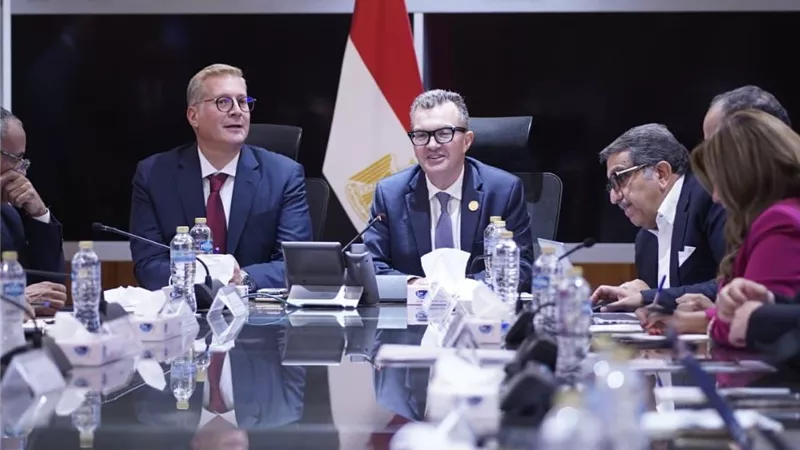 وزيرا التخطيط والبترول يناقشان تطورات أداء قطاع البترول وتطوير الخدمات المقدمة للمواطنين