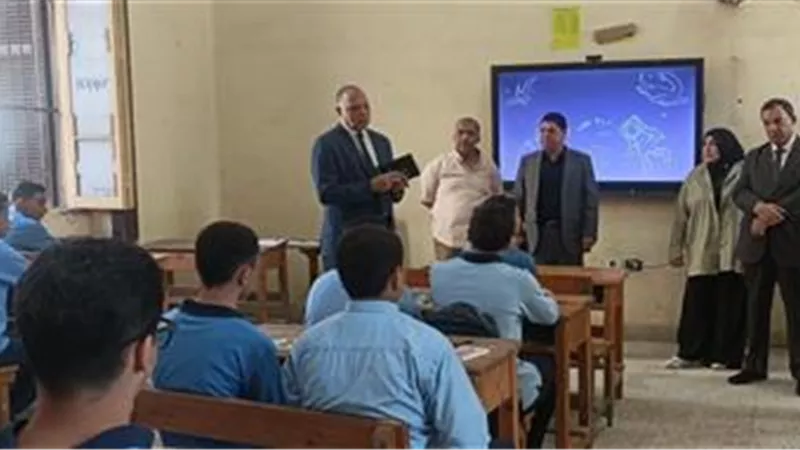 رئيس الإدارة العامة للامتحانات يتفقد مدارس بني سويف.. ويسمتع لملاحظات الطلاب 