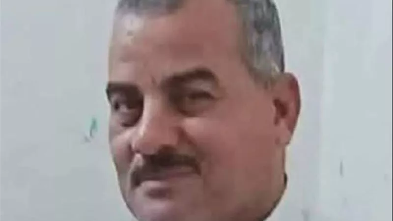 طالب يجلس بجوار جثمان والده بعد مقتله.. حبس المتهم 4 أيام في كفر الدوار