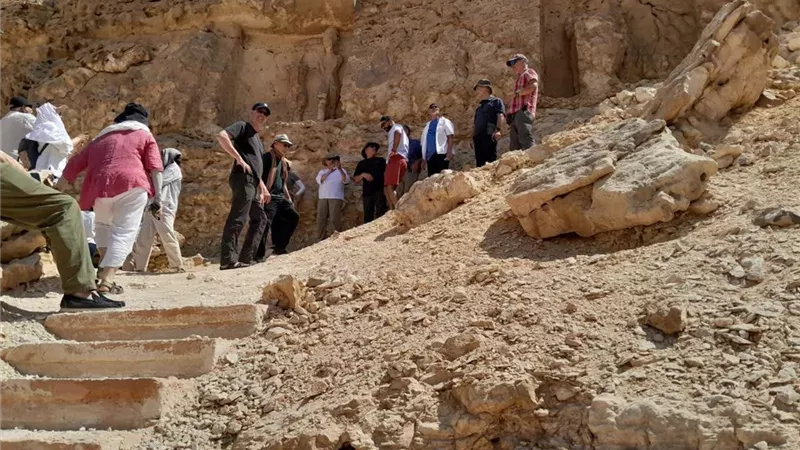 بالتزامن مع يوم السياحة العالمي.. وفد إنجليزي يزور منطقة تل العمارنة بالمنيا