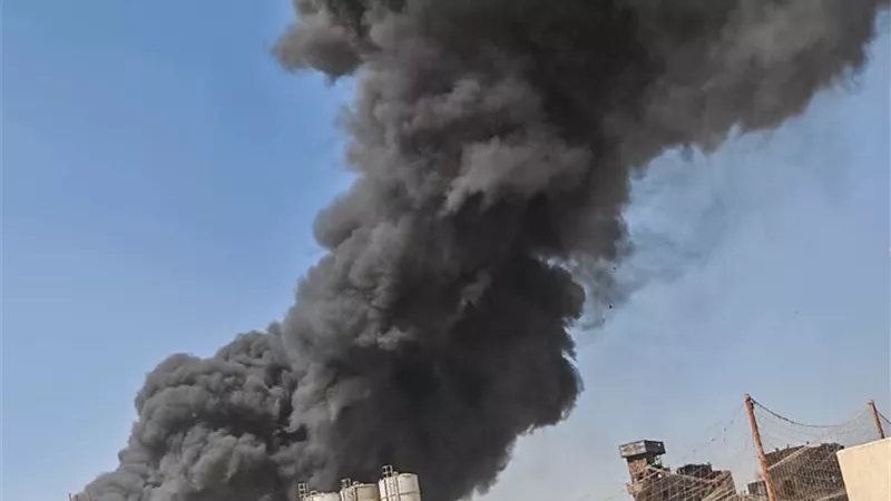 السيطرة على حريق بقطعة أرض بها مخلفات بالقرب من روض الفرج| صور