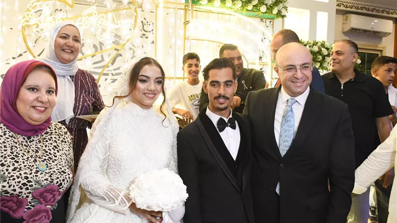 محافظ الفيوم يشارك عروسًا يتيمة فرحتها بعقد قرانها وزفافها