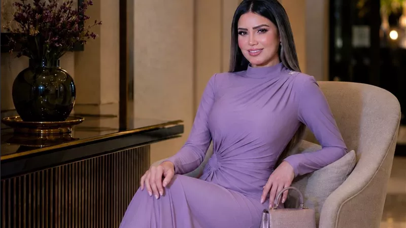 إيناس عز الدين تتألق بإطلالة مختلفة في بيت الأزياء السعودي بجدة