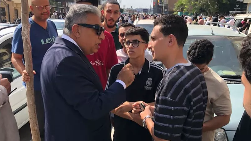 محافظ الدقهلية يتابع حركة الركوب بمواقف السرفيس أمام جامعة المنصورة