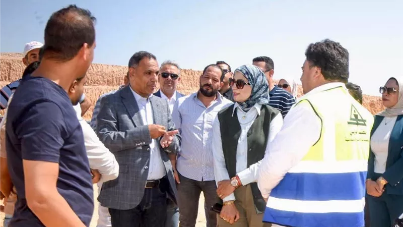 تنفيذ مشروعات سكنية وخدمية ومرافق وتطوير الطرق بمدينة السويس الجديدة