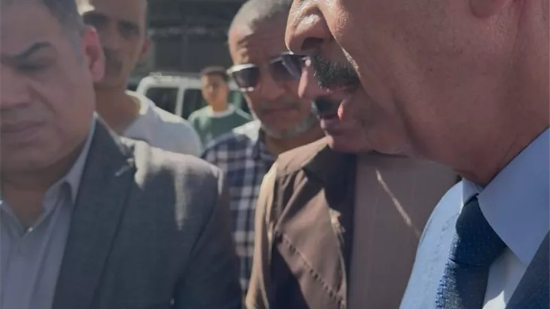 عقب إزالة «فرش».. محافظ سوهاج يوجه بتوفير كشك بديل لبائعة بطهطا