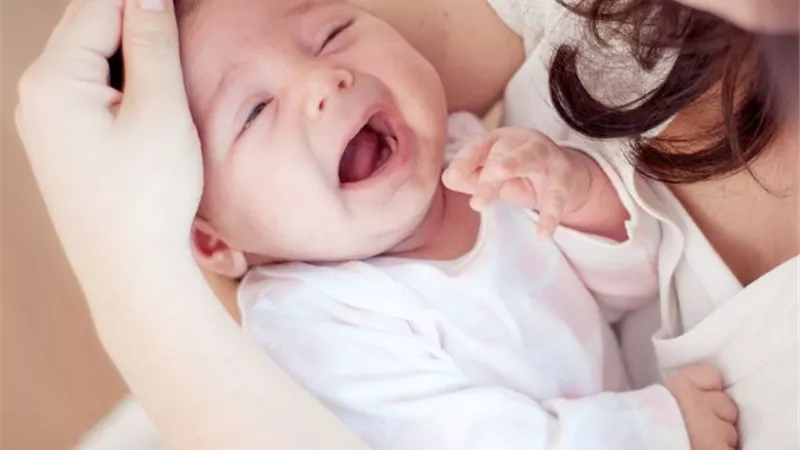 الرضاعة بعد الولادة.. 6 أخطاء شائعة تزيد ألم الأم وتوترها