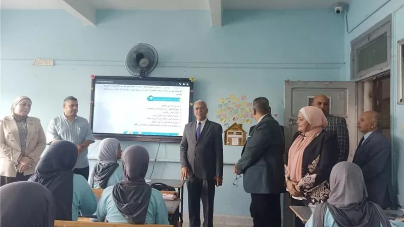 وكيل «تعليم الإسماعيلية» في جولة مفاجئة داخل مدرسة 25 يناير الثانوية بنات