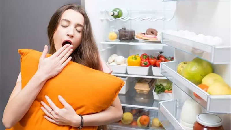 النوم بمعدة فارغة.. هل يسرع خسارة الوزن أم يزيد الشهية؟