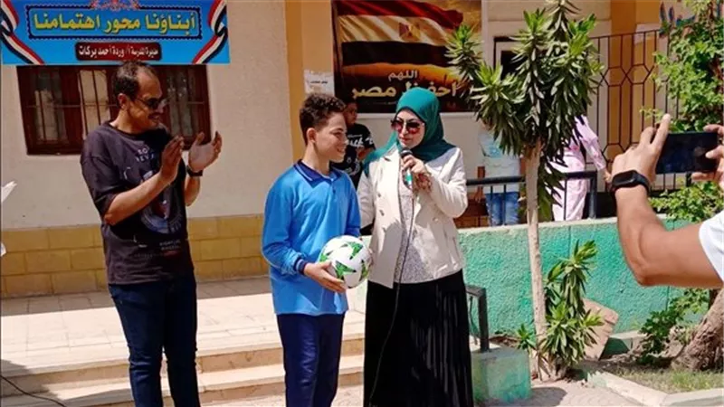 بدلًا من العقاب.. مديرة مدرسة بالقليوبية تهدي طالبًا كرة بعد اعتذاره لمعلمه
