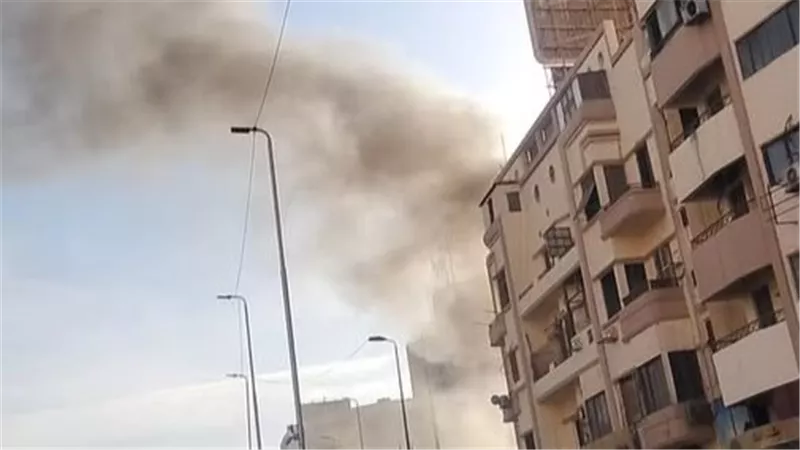 بالصور.. السيطرة على حريق في واجهة بمحيط قسم شرطة الأزبكية بالقاهرة 
