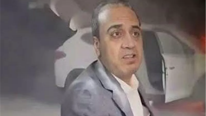 خلال مروره صدفة.. النائب ممدوح عبدالسميع يشارك في إخماد حريق سيارة بدمنهور