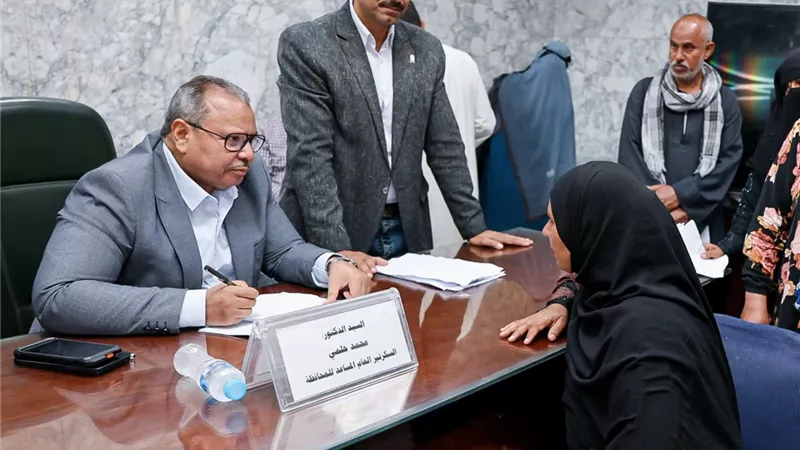 نائب محافظ سوهاج يلتقي المواطنين لبحث طلباتهم والاستجابة لشكاواهم