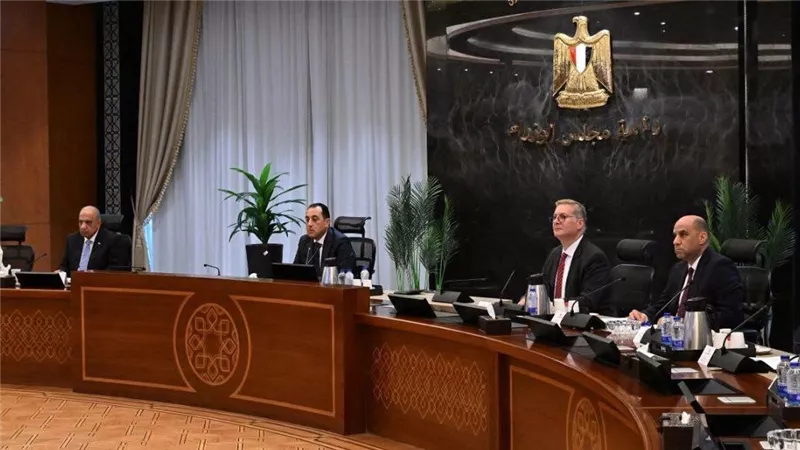 رئيس الوزراء يوجه بحصر تساؤلات الرأي العام والرد عليها في مؤتمر أكتوبر