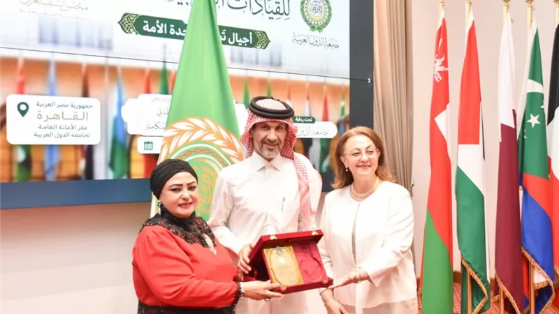 تكريم سفير قطر في القاهرة بوسام «رواد العمل العربي المشترك»