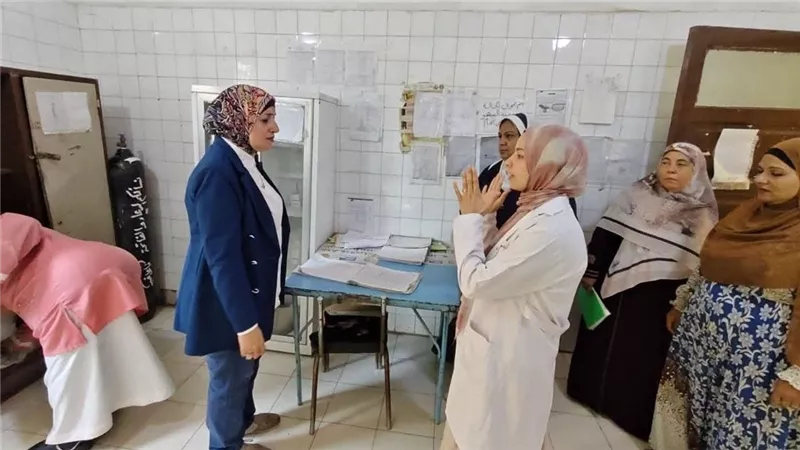 جولة مفاجئة لوكيل صحة المنيا.. وإحالة المتغيبين للتحقيق في وحدة «البيهو» ورعاية طفل مطاي