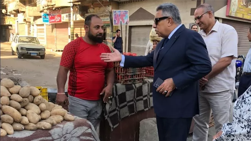 محافظ الدقهلية يتفقد شوارع وميادين حي غرب المنصورة في جولة لمتابعة مستوى الخدمات