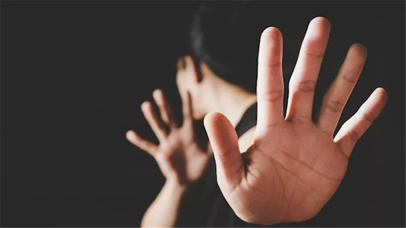 التحقيق مع عامل دليفري لاتهامه بالتحرش بطالبة طب في أكتوبر