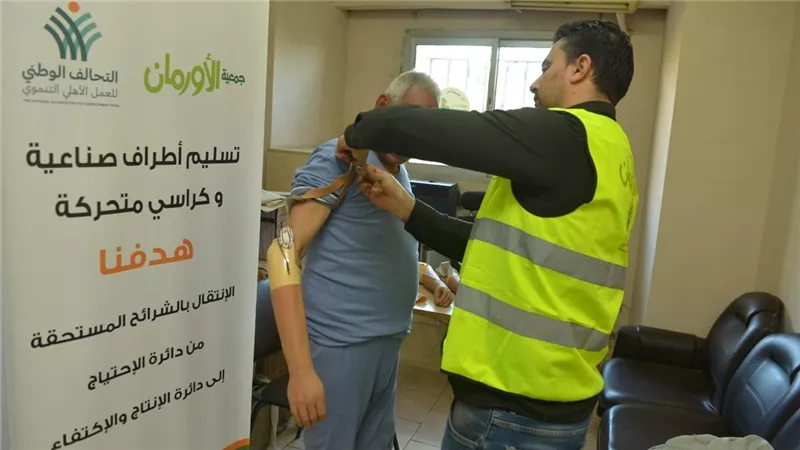 تسليم 161 جهازًا تعويضيًا وسماعة طبية للمرضى غير القادرين بسوهاج