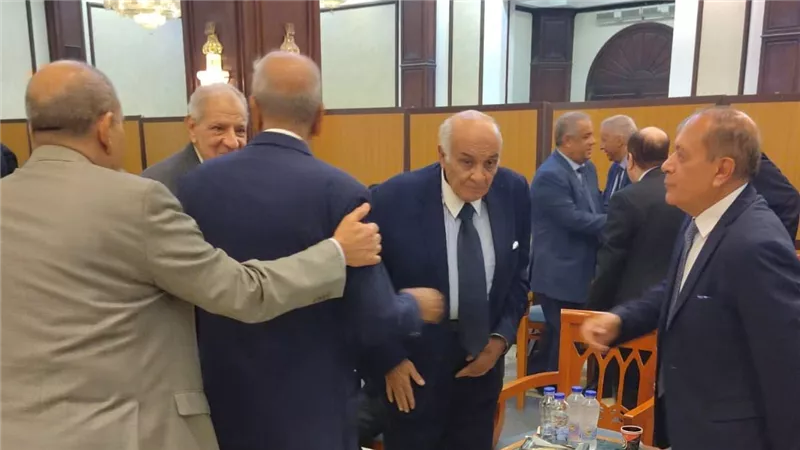 رئيس مجلس القضاء الأعلى الأسبق يشارك في عزاء المستشار أحمد الزند