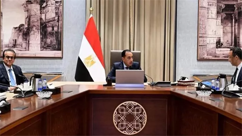 رئيس الوزراء يجتمع بوزراء الصحة والاتصالات والعدل لمتابعة تحضيرات مؤتمر شهر أكتوبر