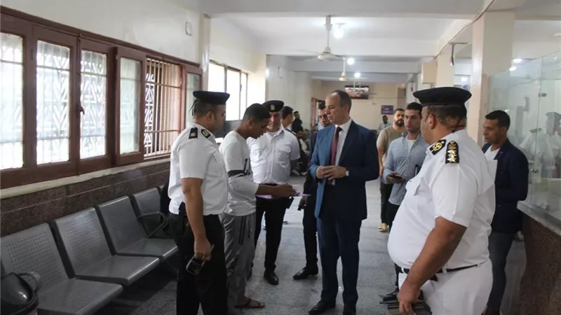 مدير أمن سوهاج يتفقد وحدة تراخيص المرور للتأكد من عمل المنظومة