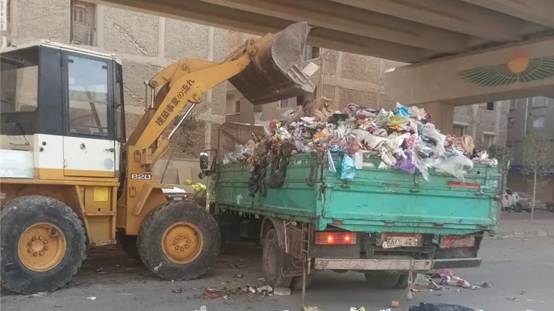 حملات مكثفة لرفع كفاءة النظافة بحي الهرم.. ورفع المخلفات من عدة شوارع