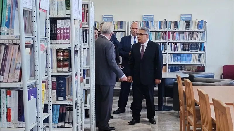 محافظ الدقهلية والسفير الأمريكي يتفقدا مكتبة مصر العامة بالمنصورة