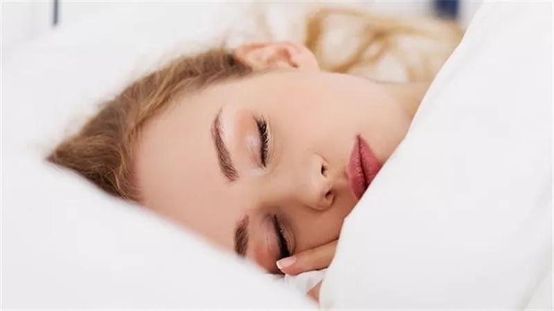 قبل إطفاء الأنوار.. 7 أضرار تنتظر بشرتك عند النوم بالمكياج