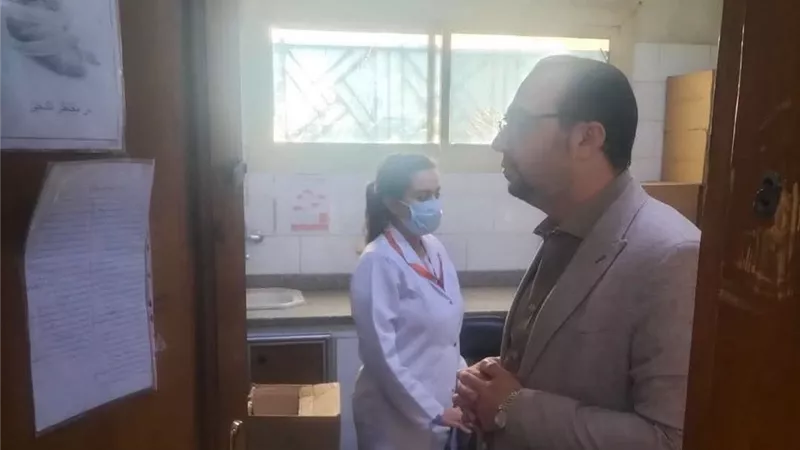 وكيل صحة الفيوم يفاجئ عيادة الحواتم صباحا ويحيل المتغيبين للشؤون القانونية