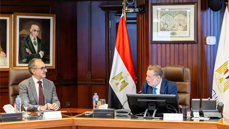 محافظ البنك المركزي يبحث مع مسؤول «التمويل الدولية» سبل التعاون المشترك