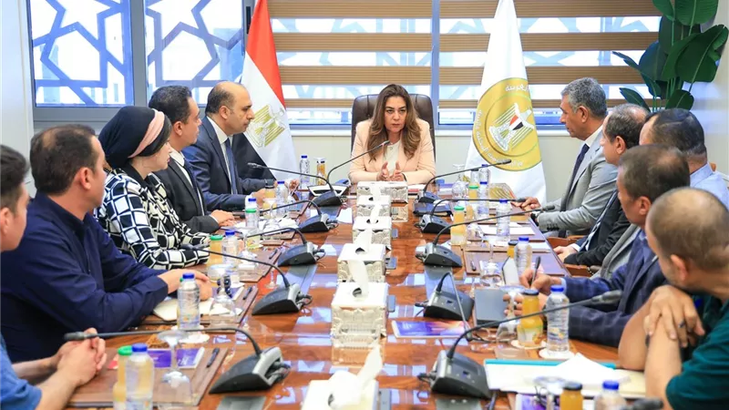 وزيرة التنمية المحلية والبيئة تراجع أداء 5 شركات نظافة بالقاهرة والإسكندرية