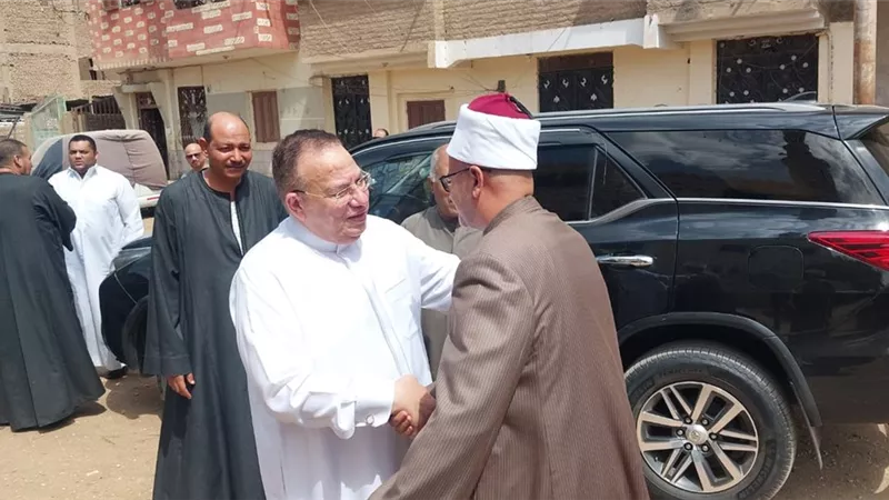 مدير أوقاف سوهاج يؤدي صلاة الجمعة بمسجد الرحمن القبلي بحضور نقيب الأشراف
