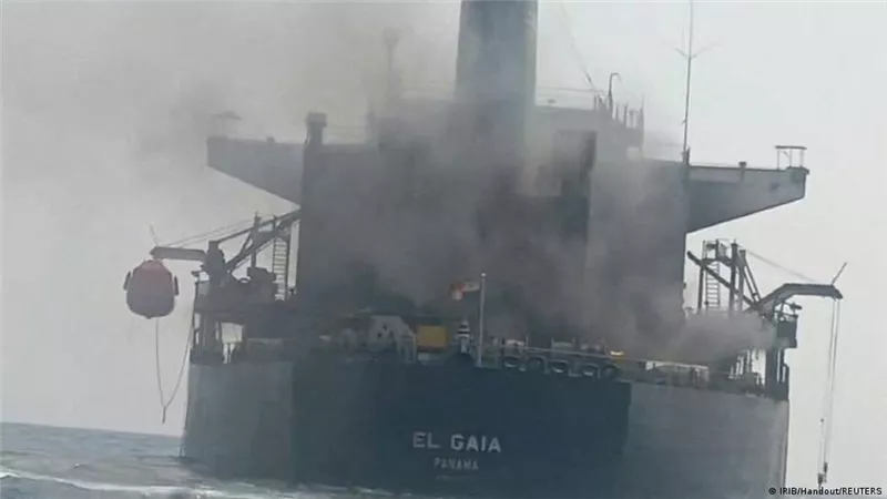 مقذوف مجهول يصيب ناقلة أثناء خروجها من مضيق هرمز