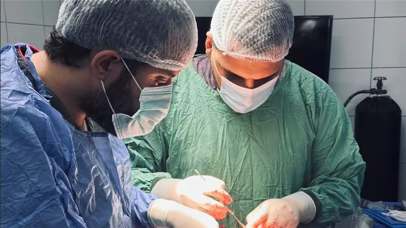 جراحة دقيقة لإعادة تثبيت عظام الجبهة لشاب بمستشفى ميت غمر المركزي