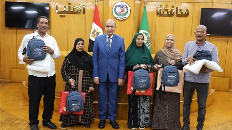 محافظ المنيا يوفر تيسيرات السفر لـ5 فائزين بعمرة «تحيا مصر» إلى الأراضي المقدسة