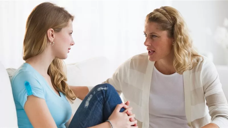 لا تكتفوا بالمراقبة.. 7 خطوات لحماية ابنتكم مع بداية المراهقة