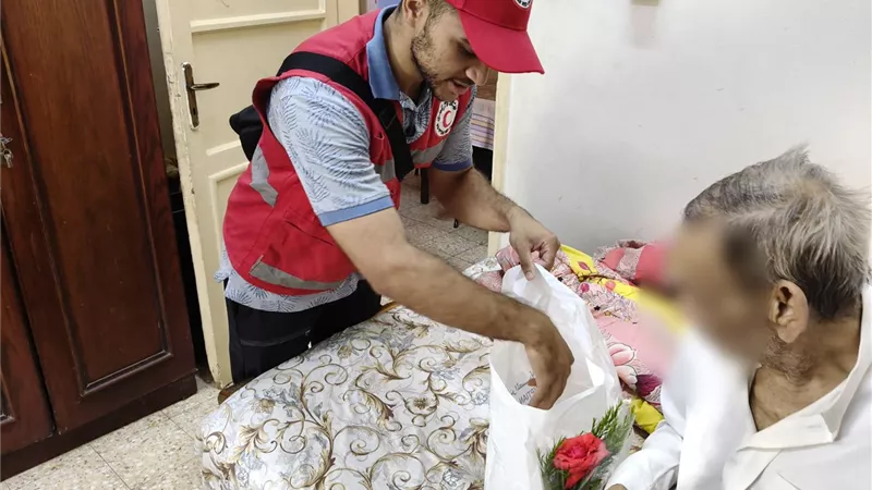 خدمات طبية وترفيهية لكبار السن.. تفاصيل احتفالات الهلال الأحمر