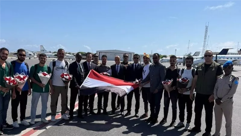 وصول البحارة المصريين إلى مقديشيو تمهيدًا لسفرهم إلى القاهرة برفقه السفير المصري
